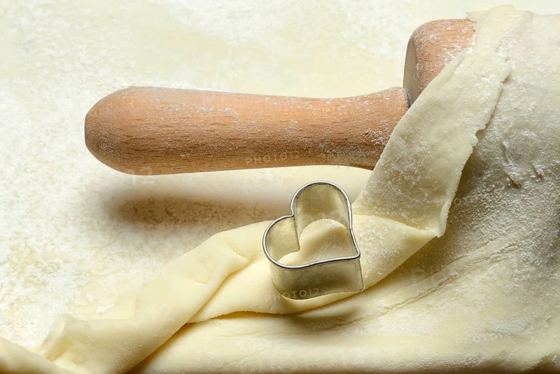 Rolled dough, dough roll and cookie cutter