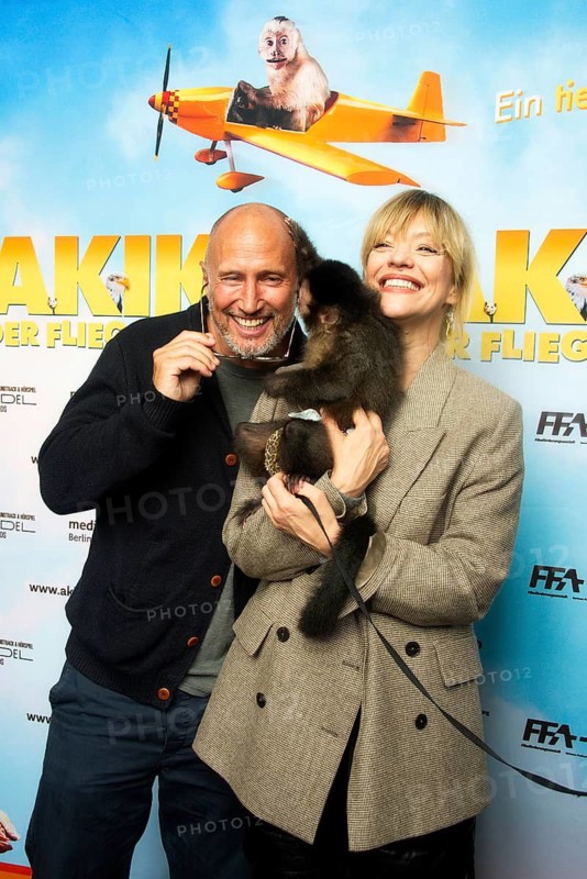 Benno Fürmann, Heike Makatsch, with the monkey, AKIKO DER FLIEGENDE AFFE (cinema release: 05.06.2025), Photo Call for the Berlin premiere at the Filmtheater am Friedrichshain, Berlin, 25.05.2025