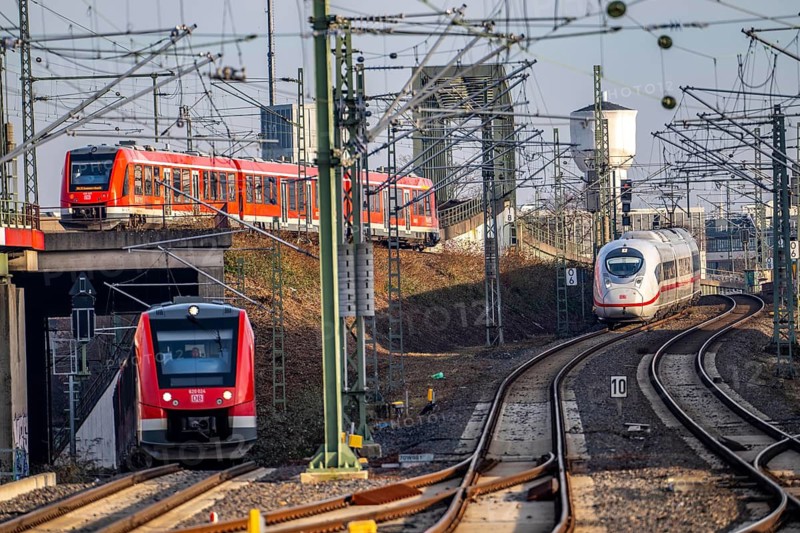 Trains on the line, platform tracks in front of Cologne-Messe/Deutz station, ICE long-distance train, regional trains, North Rhine-Westphalia, Germany