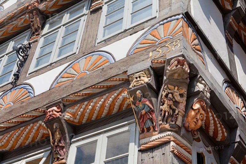 Ornately carved architectural detail of Stiftsherrenhaus, 1558, Osterstrasse, Hameln, Lower Saxony, Germany, ornamentale Figuren am Stiftsherrenhaus, 1558, Hameln, Niedersachsen, Deutschland, Europa