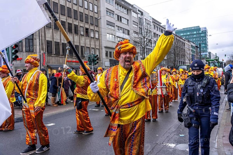 Rose Monday procession in Düsseldorf, theme floats and foot groups of the carnival societies and other participants at the street carnival, in some cases heavy rain, North Rhine-Westphalia, Germany