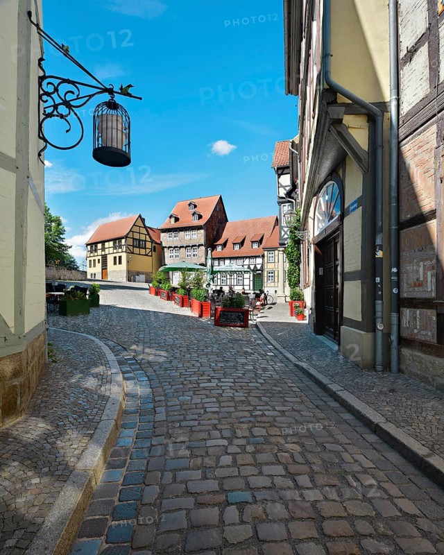 Narrow alley with half-timbered houses and cobblestones on the Schlossberg in the historic old town, UNESCO World Heritage Site, Quedlinburg, Saxony-Anhalt, Germany