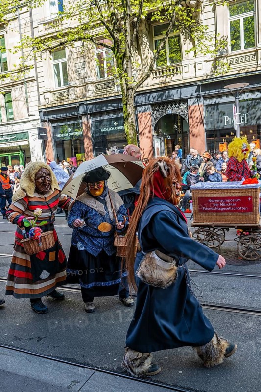 Participants dressed up as jesters from the guest canton of Schwyz, jesters' symposium of the Märchler carnival societies, parade of historically costumed guildsmen, Sechseläuten or Sächsilüüte, Zurich Spring Festival, Zurich, Switzerland