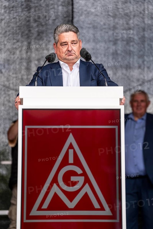 Demonstration of many thousands of steelworkers in front of the ThyssenKrupp headquarters in Essen, against massive job cuts, after the participation of a foreign investor in the company, massive criticism of CEO Miguel López, here during his speech, North Rhine-Westphalia, Germany