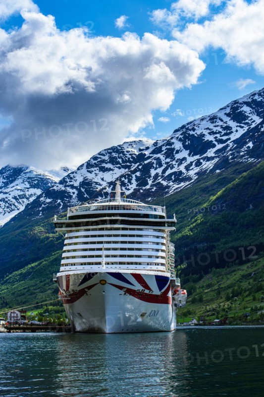 IONA PandO CRUISES, Olden, Innvikfjorden, Norway