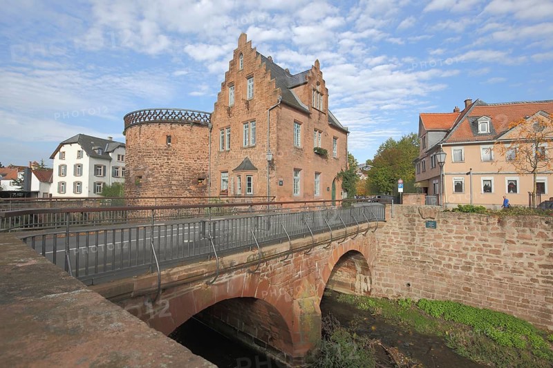 Historic city fortification with defensive defence tower and stone arch bridge across the Seemenbach river, Meliorsdamm, Büdingen, Wetterau, Hesse, Germany