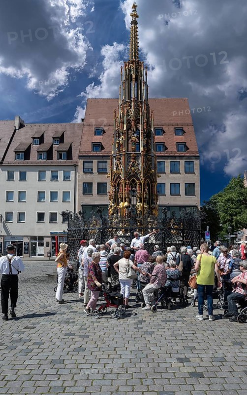 Tourists at the Beautiful Fountain, Main Market Square, Nuremberg, Middle Franconia, Bavaria, Germany