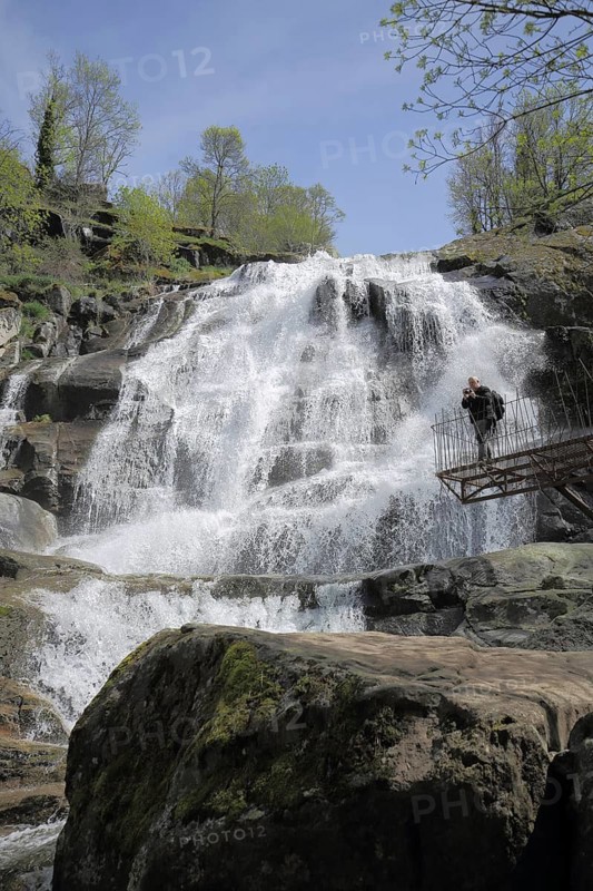 Cascada del Caozo with viewing platform and tourist, jetty, waterfall, stream, rock formation, landscape, mountains, tourist attraction, Valle del Jerte, Sierra de Gredos, Extremadura, Spain