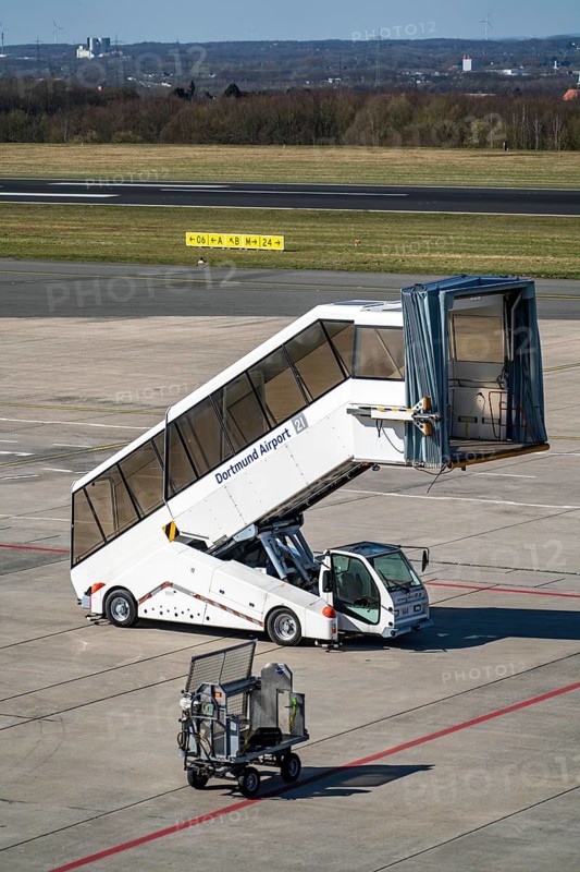 Dortmund Airport, DTM, apron, in front of the terminal, runway, mobile passenger stairs waiting for the next flight, North Rhine-Westphalia, Germany