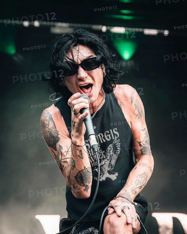 Remington Leith, singer of Palaye Royale live at the Zitadelle Spandau, Berlin, 21.06.2025