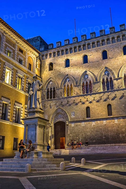 Piazza Salimbeni, Siena, Tuscany, Italy