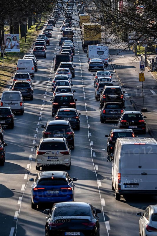 City centre traffic, 3-lane Westfalendamm, federal highway B1, heavy traffic, Dortmund, North Rhine-Westphalia, Germany