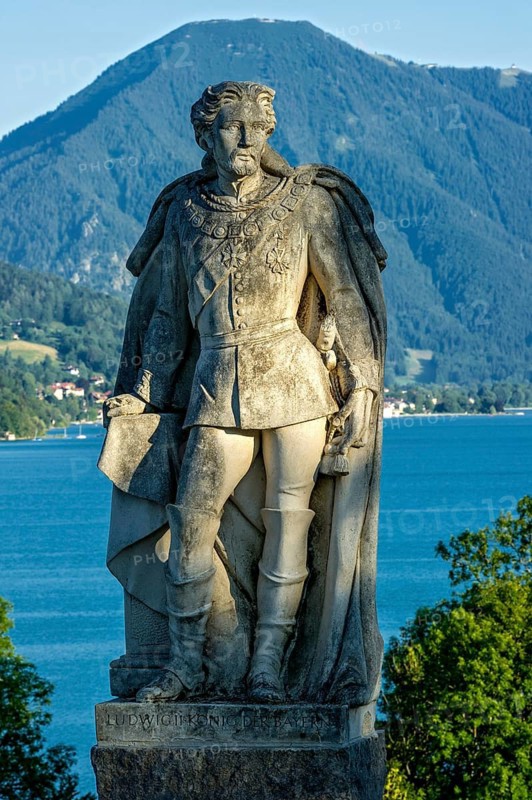 Monument, statue of King Ludwig II at Lake Tegernsee, behind the Wallberg, Gmund am Tegernsee, Mangfall mountains, Bavarian Prealps, Alps, Upper Bavaria, Bavaria, Germany