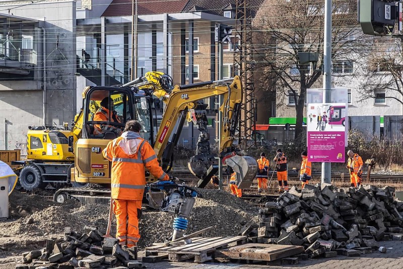 Construction work at Ulm Central Station: Until January 19, 2026, there will be no long-distance trains, regional trains will be restricted. The reason is work on the new electronic signal box. A challenge for 40, 000 travelers who use Ulm Central Station every day. Ulm, Baden-Württemberg, Germany
