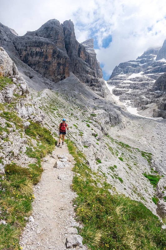 Female hiker in the mountains, Castelletto Superiore and Cima Sella, back Scharte Bocca di Tuckett, Brenta Mountains, Brenta, Brenta-Adamello Natural Park, Trentino, Italy