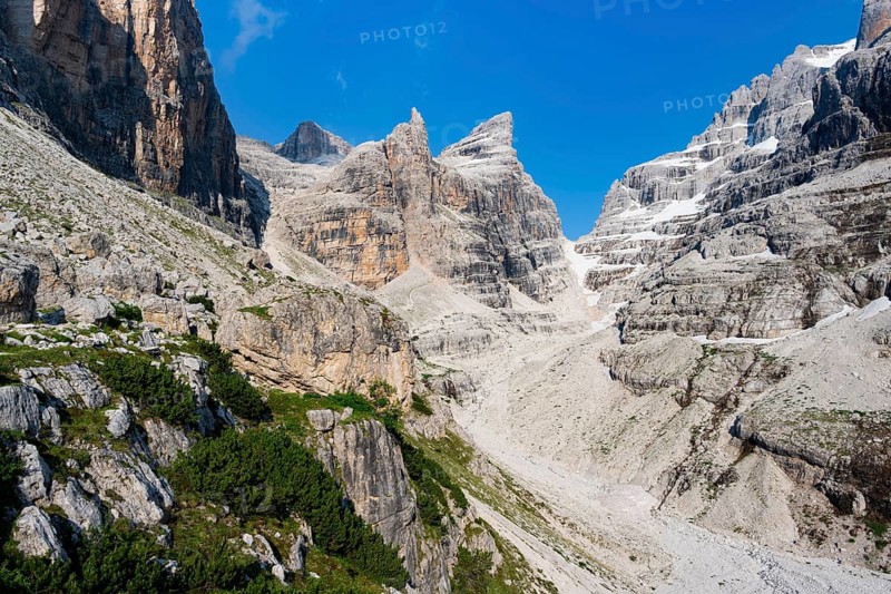 Mountain valley, Castelletto Superiore and Cima Sella peaks, back Scharte Bocca di Tuckett, Brenta Mountains, Brenta, Brenta-Adamello Natural Park, Trentino, Italy