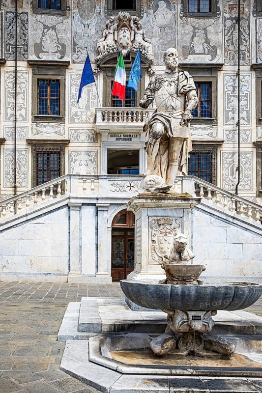 Statue of Cosimo de' Medici in front of the Scuola Normale Superior, Pisa, Tuscany, Italy