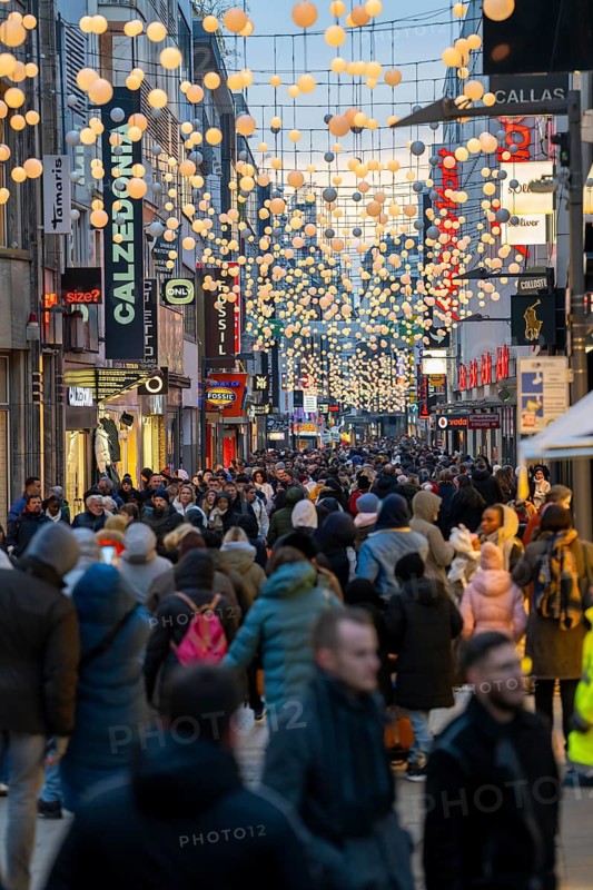 Sunday shopping in Cologne city centre, Hohe Straße, 1st Advent weekend, crowded shopping street, North Rhine-Westphalia, Germany