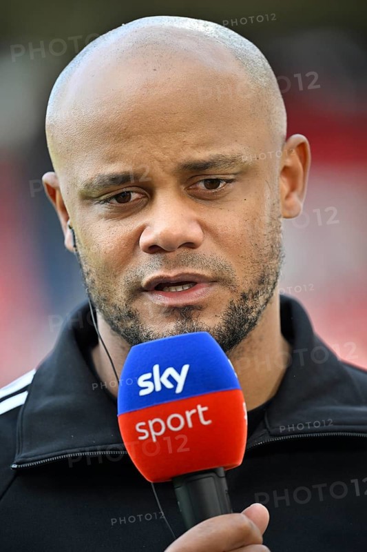 Coach Vincent Kompany FC Bayern Munich FCB portrait in interview Microphone Microphone Logo SKY Voith-Arena, Heidenheim, Baden-Württemberg, Germany