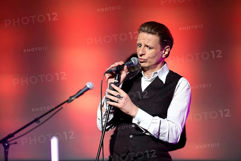 Alexander Scheer sings David Bowie at the German Audio Film Awards ceremony at the Colosseum cinema in Berlin on 24.03.2026