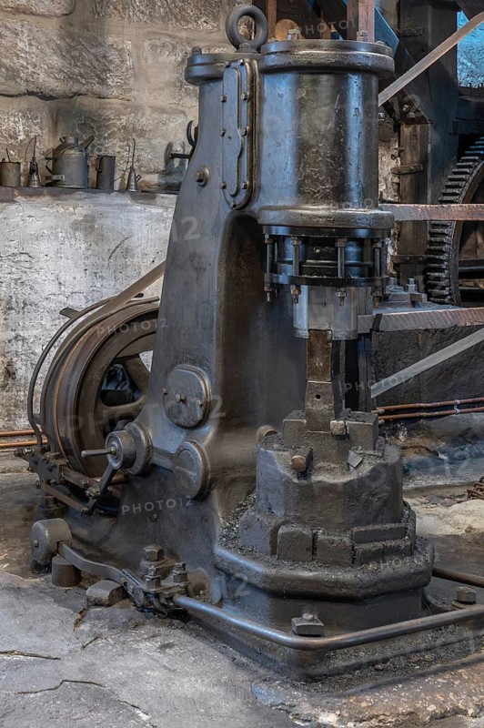 Air hammer and transmission gearbox in a historic hammer mill, Industrial Museum Lauf, Sichardstr., Lauf an der Pegnitz, Middle Franconia, Bavaria, Germany