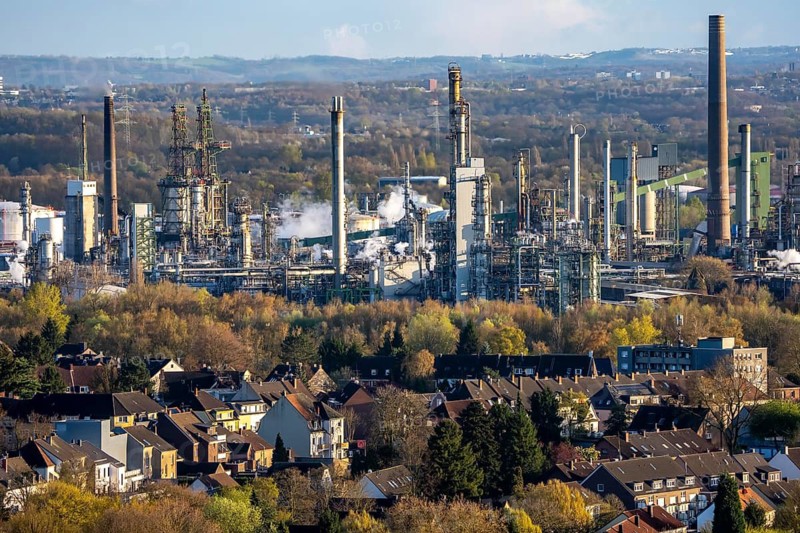 Ruhr Oel GmbH, BP Gelsenkirchen Refinery, in GE-Horst, production of products from mineral oil, Aral, gasoline, diesel, kerosene, view over the Beckhausen district, Gelsenkirchen, North Rhine-Westphalia, Germany