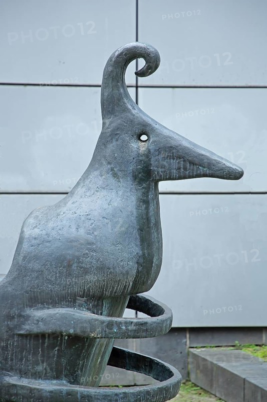 Sculpture Pirate Ship by Liesel Metten 1995, bronze, figure, detail, head, face, curl, long nose, long, eye, hole, Klarastraße, Altstadt, Mainz, Rhine-Hesse region, Rhineland-Palatinate, Germany