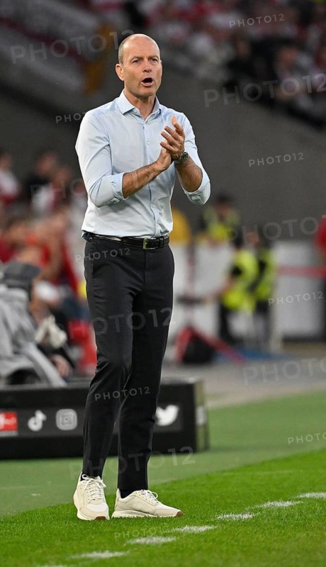 Coach Jess Thorup FC Augsburg FCA on the sidelines clapping his hands in encouragement, applause MHPArena, MHP Arena Stuttgart, Baden-Württemberg, Germany