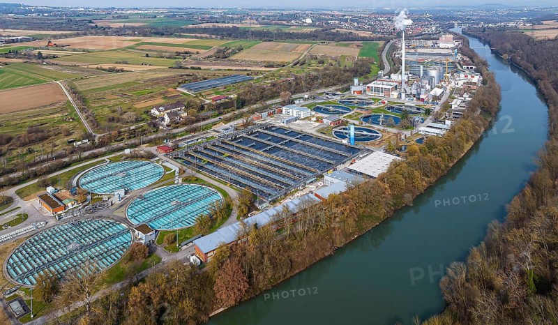 Main sewage treatment plant in Stuttgart-Mühlhausen. With 1.2 million inhabitants, the treatment plant on the Neckar is the largest sewage treatment plant in Baden-Württemberg. Up to 170, 000 cubic meters of wastewater are supplied daily from Stuttgart and neighboring communities. aerial view. Stuttgart, Baden-Württemberg, Germany