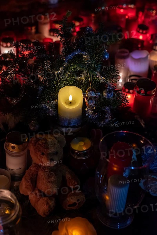 Commemoration of attack, small teddy bear and candles commemorate 20 December 2024, a man deliberately killed and injured several people with a rental car at the Magdeburg Christmas market, Magdeburg, Saxony-Anhalt, Germany