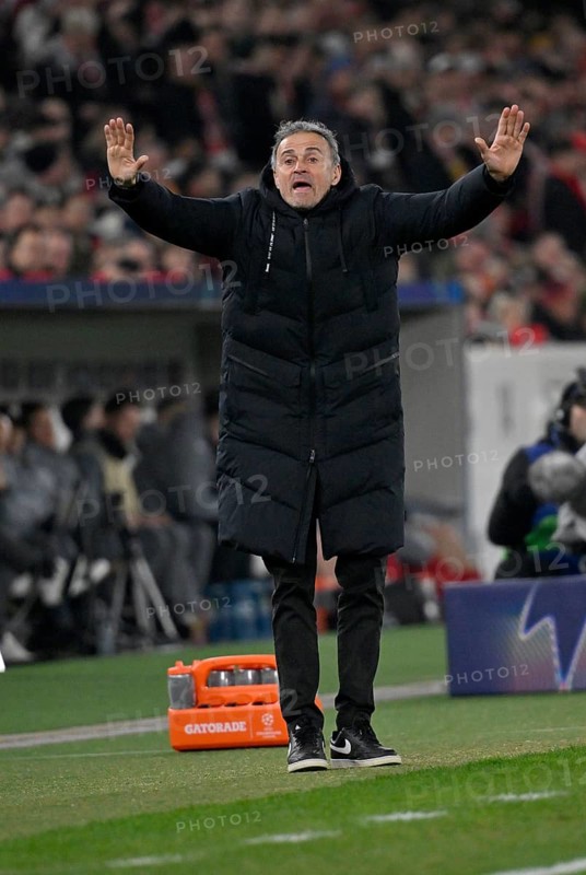 Coach Luis Enrique FC Paris Saint-Germain PSG on the sidelines gesture Champions League, MHPArena, MHP Arena Stuttgart, Baden-Württemberg, Germany