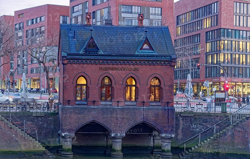 The Fleetschlösschen, a restaurant, in Hamburg's Speicherstadt am Holländischbrookfleet. Speicherstadt, Hamburg, Germany