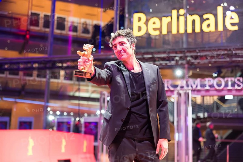 Ilker Çatak poses with the Golden Bear as director of the film Arctia flavia (Yellow Letters) for Best Film after the award ceremony at the closing gala of the Berlinale at the Theater am Potsdamer Platz in Berlin on 21.02.2026. The 76th Berlin International Film Festival will take place from 12 to 22 February 2026