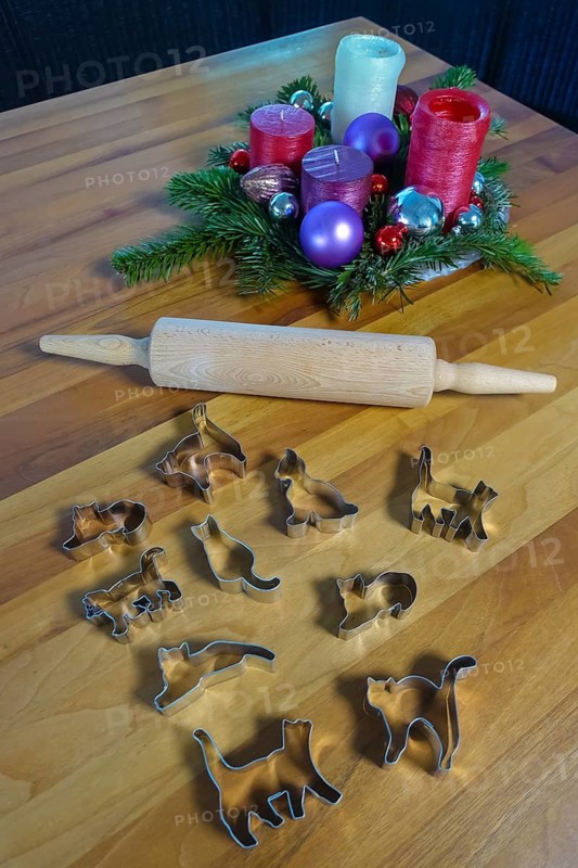 Swabian cuisine, Swabian Christmas biscuits, moulds for the preparation of Ausstecherle, shortbread biscuits, cat figurines, typical Swabian, baking, Christmas baking, sweet biscuits, Gutsle, Bredle, baked goods, rolling pin, still life, Advent arrangement with candles, studio, Germany