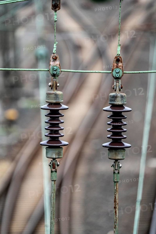 Traction current, overhead line, detail, tensioning of current-carrying lines, insulators, power supply to trains