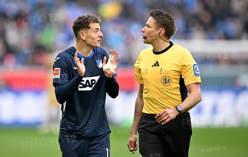 Referee Tobias Reichel in discussion with Fisnik Asllani TSG 1899 Hoffenheim (11) Gesture Gesture Football Bundesliga, PreZero Arena, Sinsheim, Baden-Württemberg, Germany