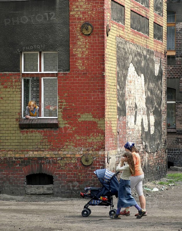 BYTOM, POL, 02.05.2004 - Children on a backyard of a mining settlement in Bytom, Poland