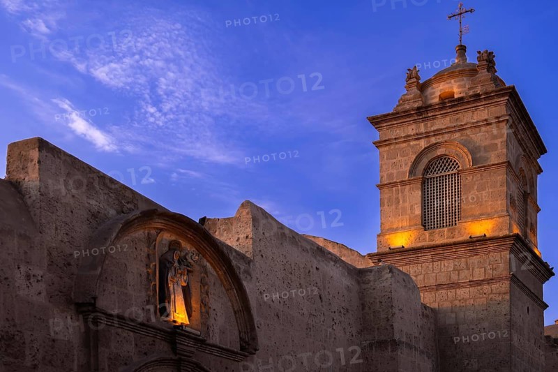 Peru, Colorful colonial buildings and streets of Arequipa in historic city center near Plaza de Armas