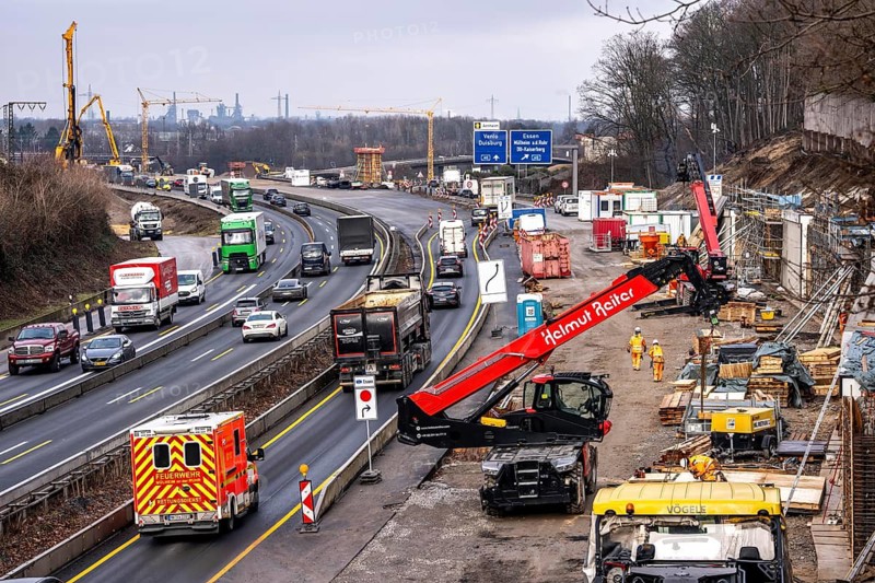 A3 motorway at the Duisburg-Kaiserberg interchange, constricted lanes, heavy traffic, complete conversion and construction of the A3 and A40 intersections, all bridges, ramps, roads are renewed and partly extended, 8-year construction period, railway bridges running there will also be renewed, North Rhine-Westphalia, Germany