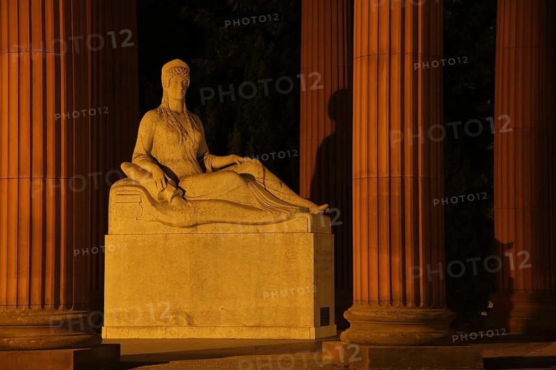 Neoclassical Elizabeth fountain with Greek goddess Hygieia, Hygieia, sculpture, night view, lighting, fountain complex with columns, spa garden, Bad Homburg, Hesse, Germany