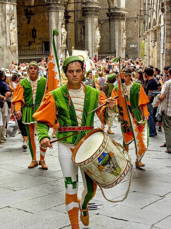 Il Palio di Siena, historical horse race, drummers of the Contrada della Selva, forest, parade in costumes through the alleys, Passegiata storica, historic centre, Siena, Tuscany, Italy