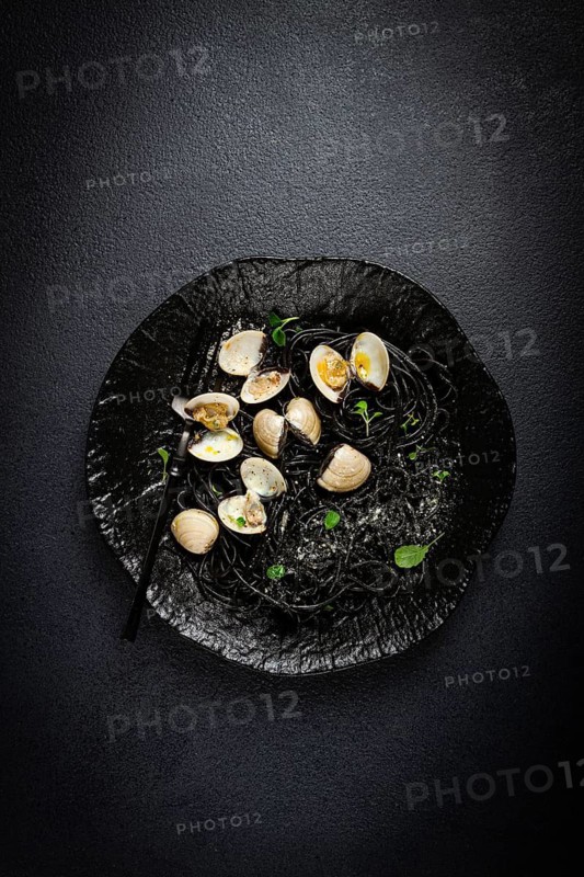 Black spaghetti vongole, venerki, homemade, without people