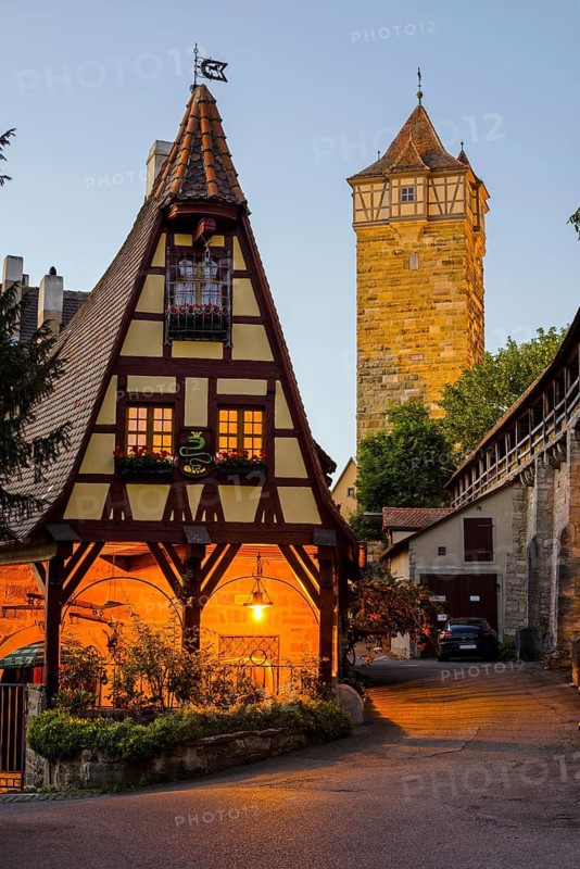Gerlachschmiede, behind it the Roedertor, Rothenburg ob der Tauber, Bavaria, Germany