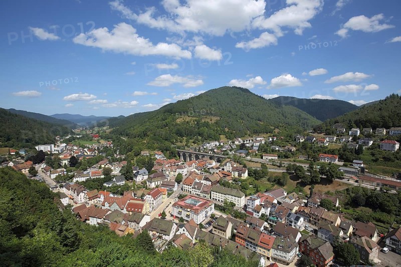 View from Schlossberg to cityscape with viaduct, landscape, mountains, Hornberg, Southern Black Forest, Black Forest, Baden-Württemberg, Germany