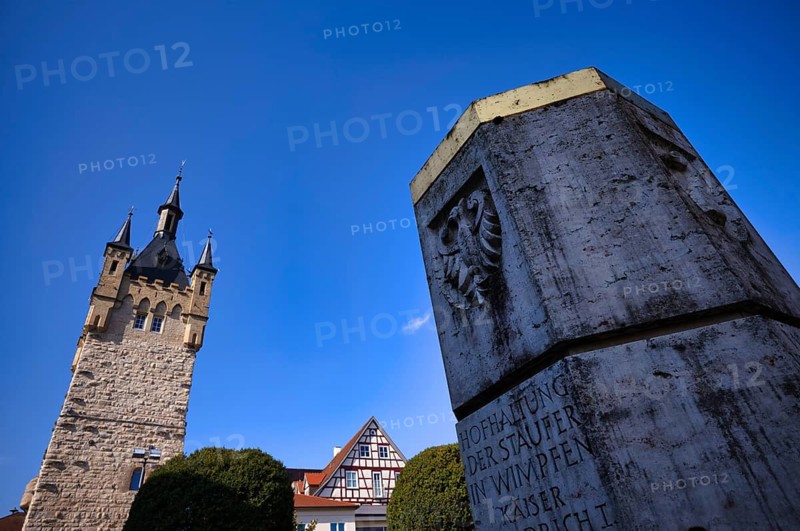 Stauferstele, stele, memorial column, in memory of the submission of King Henry VII, behind it blue tower, keep, half-timbered house, castle district, old town, Bad Wimpfen, Kraichgau, Baden-Württemberg, Germany