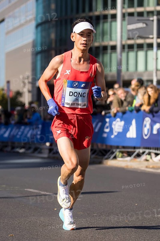 Guojian Dong China on Potsdamer Platz at the 50th BMW Berlin Marathon 2024 on 29 September 2024