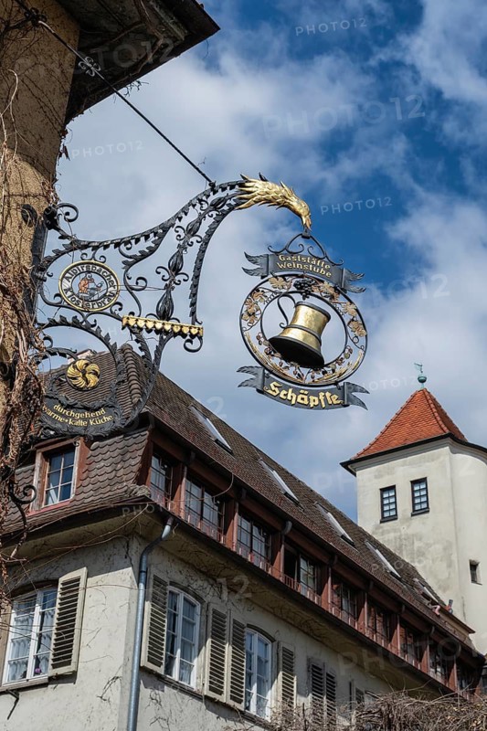 Wrought iron nose sign of the wine bar, restaurant Schäpfle in the historic old town of Überlingen am Lake Constance, Bodenseekreis, Baden-Württemberg, Germany