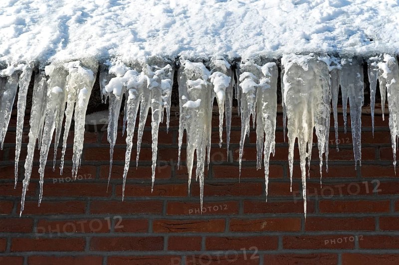 Icicles on a house roof, snow, winter, ice, Sieversen, Samtgemeinde Rosengarten, Lower Saxony, Germany