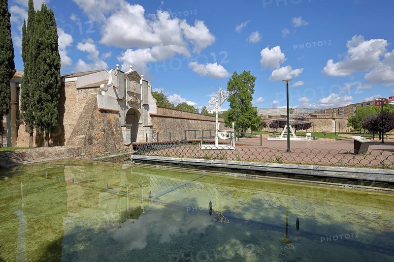 Parque Ronda del Pilar with Puerta del Pilar and construction by Leonardo da Vinci, city gate with archway, Badajoz, Extremadura, Spain