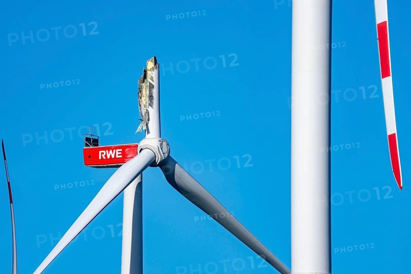 Defective wind turbine, bent rotor blade, in the Bedburg A44n wind farm, in the Garzweiler open-cast mining area, on the A44 motorway, on recultivated lignite mining area, for unknown reasons is a rotor of a Nordex N149/5.7 wind turbine, with a hub height of 164 meters and a total height of 239 meters, an output of 5.7 MW and a rotor diameter of 149 m, bent, the wind turbine is part of a wind farm of a joint venture between the City of Bedburg and RWE Renewables Europe & Australia, North Rhine-Westphalia, Germany
